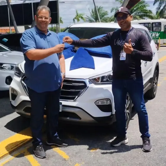 Cliente recebendo as chaves do carro na entrega (foto 4 de 13)