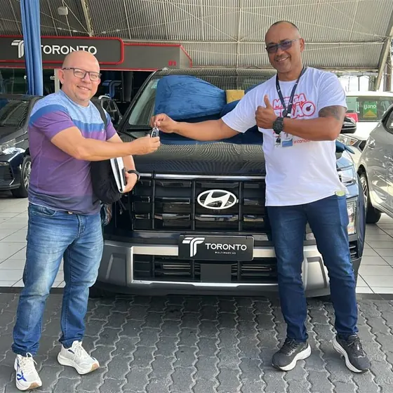 Cliente recebendo as chaves do carro na entrega (foto 5 de 13)